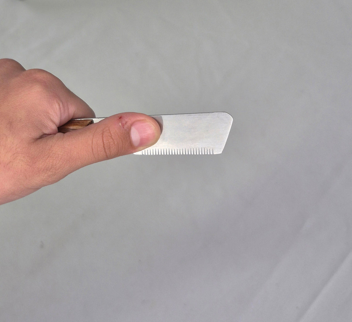 Left handed pet stripping knife (fine teeth)