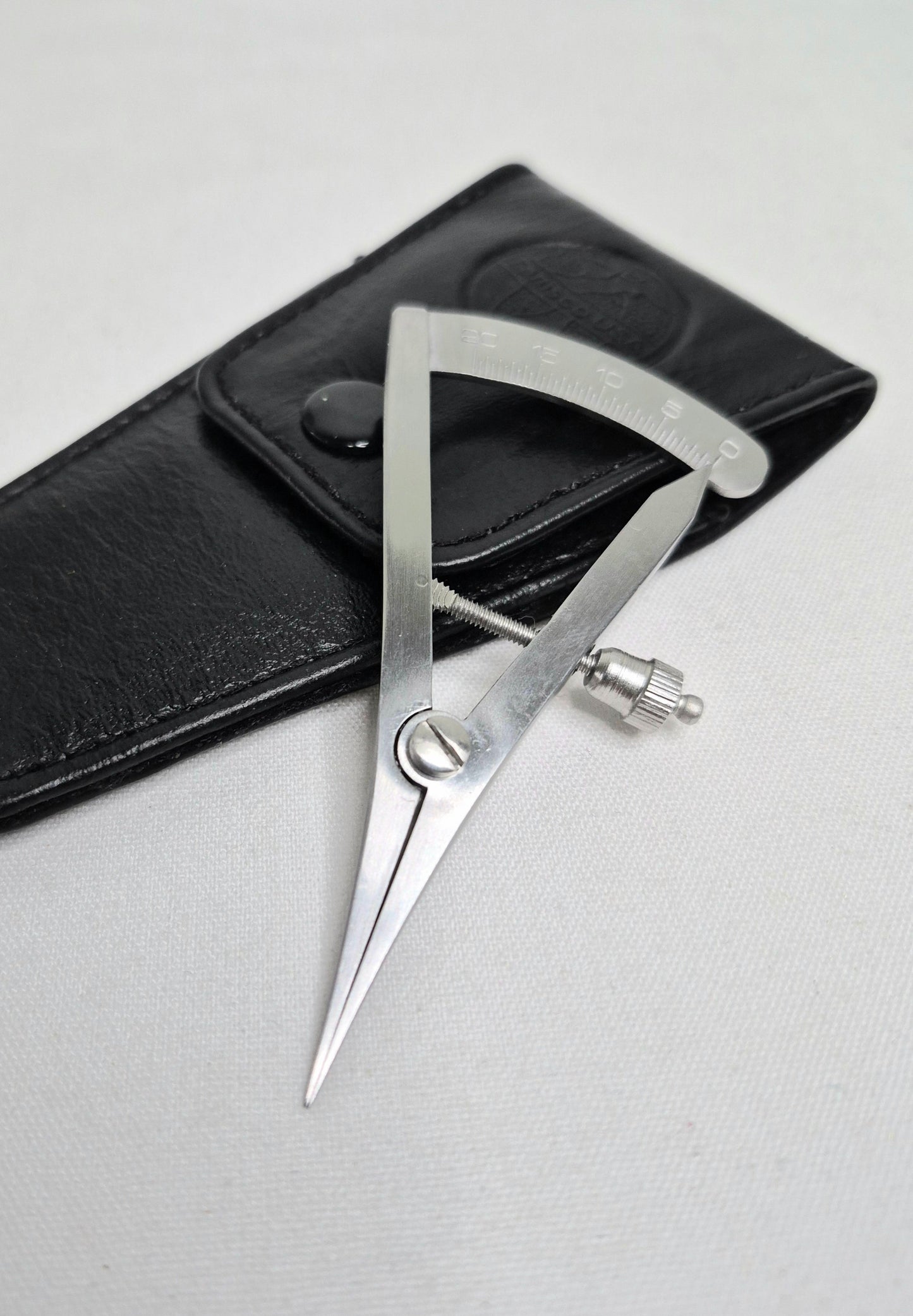 Castroviejo Caliper (measuring gauge)