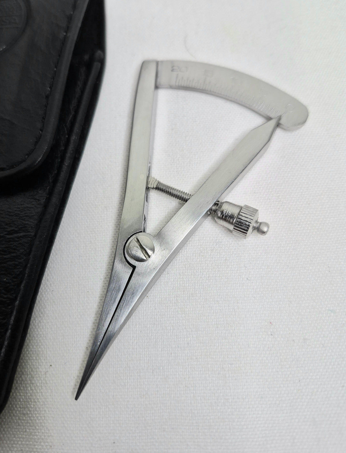 Castroviejo Caliper (measuring gauge)