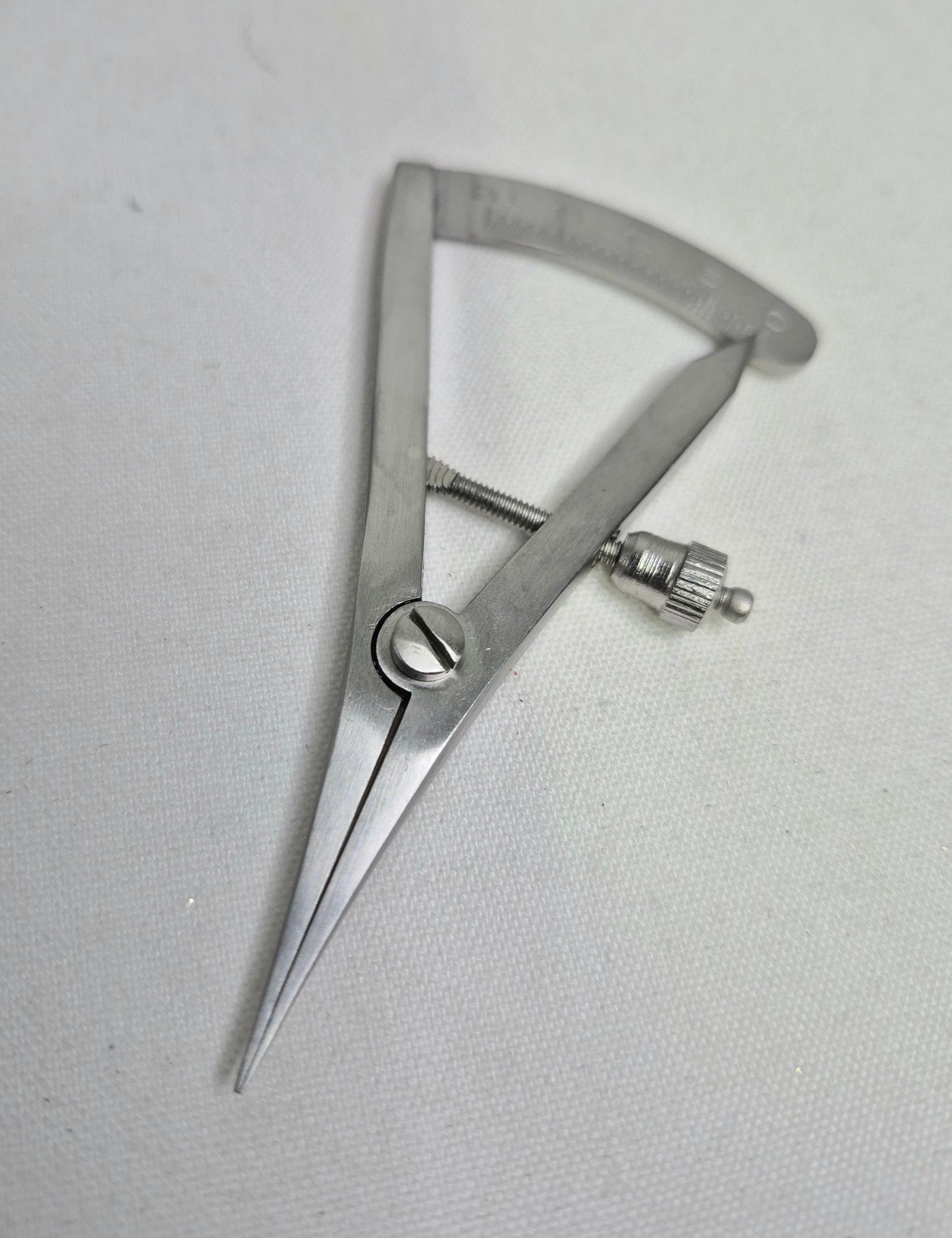 Castroviejo Caliper (measuring gauge)